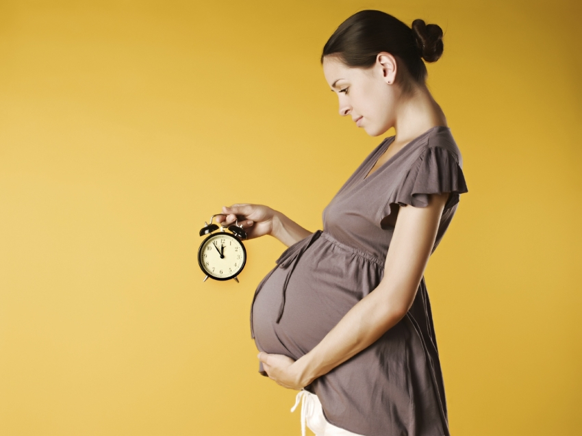 Порядок прекращения срочного трудового договора с беременной женщиной